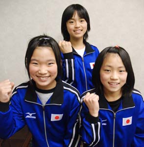 第18回ケーニヒ杯に出場する３人（左から、福塚さん、東莉央さん、東晟良さん） - フェンシング和北ジュニアクラブの３人が世界に挑戦
