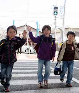 手を挙げて渡る子どもたち - 楠見の紀の国大橋下に信号