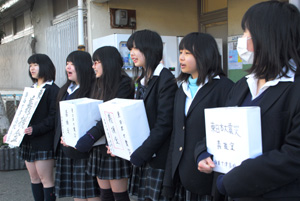 加茂郷駅前で義援金募金活動を行う海南下津高校の生徒
