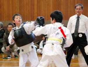 試合に挑む子どもたち - 170人が熱戦、日本拳法和歌山大会