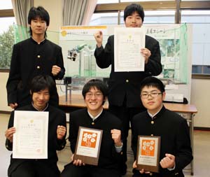 表彰状を手に笑顔の部員ら - 和歌山工業高校の卓球マシーンに最優秀賞
