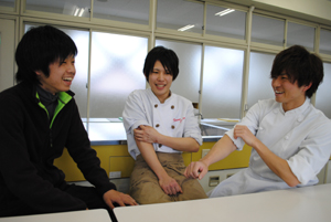 今でも家庭科調理室に訪れるという成田君、畠君、福井君（左から）