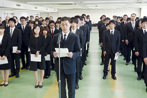 新規職員を代表して宣誓する野田さん