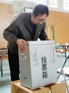 投票箱を設置する職員（９日、大新小で） - 投票率50％届くか　県議選にきょう審判