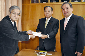 義援金が中田さんから二階本部長に手渡された（11日、自民党県連事務所で）