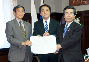 協定書に調印した（左から）仁坂知事、鹿島社長、大橋市長