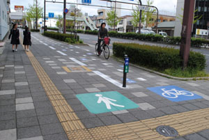 歩行と自転車の通行空間分ける工事完了