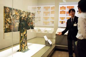 修復して初めて公開される厳島神社の能装束 - 県立博物館で特別展「華麗なる紀州の装い」
