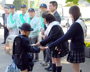 街頭啓発する生徒ら - ＪＲ加茂郷駅でマナーアップ街頭啓発