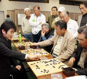 ３人と同時に対戦する矢田九段 - 矢田九段との対戦も　紀の川市囲碁大会