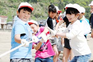 力いっぱい引っ張る児童たち - 加太でことしから「観光地引網」スタート