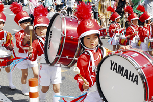和歌山城周辺で2500人がパレード