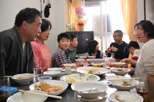 避難者の３家族が食事会