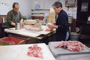 牛肉などを処理する従業員たち（10日、市内の卸販売業店で） - 焼肉店など市内320店の監視指導開始