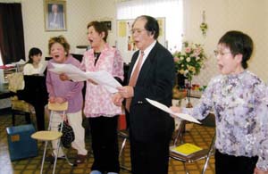 練習に励む４人（堺市の福岡さん宅で） - 46年ぶり再結成　元音楽教師の声楽グループ