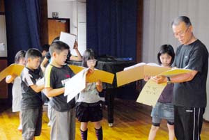 初日の練習でせりふ合わせする児童 - 地元の偉人伝えよう　塩津小児童が劇練習中