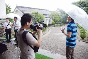 和歌山城でロケを行う大連テレビ局の撮影クルー