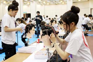 技術を競い合う選手たち - 若者65人が腕競う　美容技術選手権大会