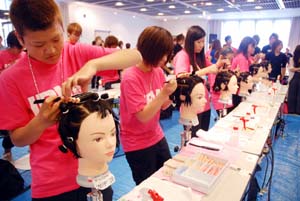 ワインディングに取り組む若手理美容師たち - カットなどの腕を競う　全日本理美容選手権ＳＰＣ和歌山大会