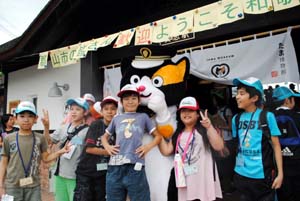 たま駅長代理とたわむれる児童ら - 「和歌山市で遊んで」夏休みの被災児童招待