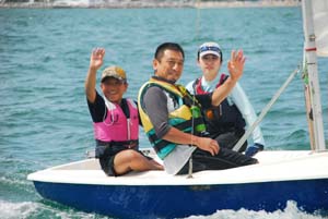 ヨットを楽しむ親子ら - 下津町商工会が親子ヨットスクール