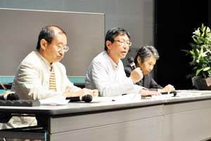 会場からの質問に答える（左から）牧村さん、恩田さん、梶川さん - 漱石講演の真意は？　来和100周年記念シンポ