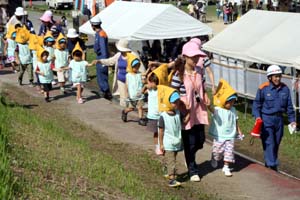 防災頭巾をかぶって避難する園児たち - 初めて津波も想定　和歌山市総合防災訓練