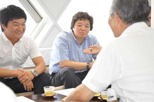 西下教育長と談話するドーヒさん㊨とチョルミンさん - 和歌山県教委　韓国人２人を「ＳＥＡ」に委嘱