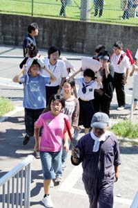 ３号棟に避難する生徒ら - 和歌山ろう学校が初の津波避難訓練