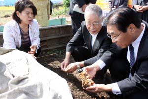 山田理事長㊧からミミズが分解した土について説明を受ける鍵山さん㊥ - ミミズリサイクルに感心　日本を美しくする会