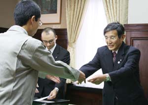辞令を交付する仁坂知事 - 被災地の早期復旧へ　県が他県職員29人受け入れ