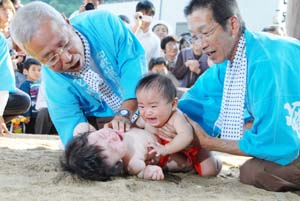 元気に泣き声を上げる赤ん坊たち - 元気な泣き声響く　海南で奉納花相撲