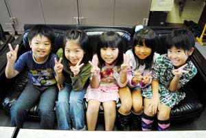 左から小髙君、家本さん、西村さん、足立さん、新谷さん - 宮北小の５人に奨励賞　統計グラフ全国コンク