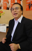 杉本勝德会長(69)