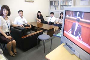 教育局長室で議会放送を見守る若手職員たち