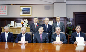 知事室で（前列右から）寺岡さん、木下さん、仁坂知事、川崎さん