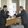 仁坂知事㊧に開催決定書が手渡された（11日、東京で）