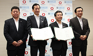 協定書に調印した大橋市長（左から３人目）、森田社長（同２人目）ら