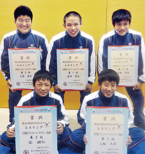 少年の部入賞者（前列左から辻、三輪、後列左から久保、奥井、吉田）