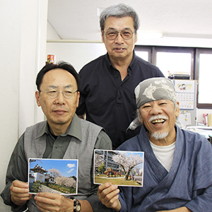 10月18日から和歌山市民会館で群写真の作品展を開く「無門塾」の皆さん