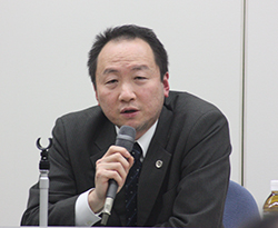 秘密保護法案廃案を訴える太田弁護士（２６日）