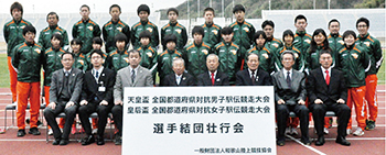 大桑会長（左から４人目）を囲み男女選手団
