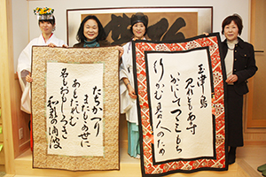 作品を奉納した黒田代表（左から２人目）、大嶋さん（同４人目）