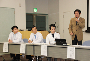 研究成果を発表する（右から）金桶教授、寺口助教、吉田教授、伊東教授