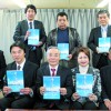 「和歌山の発展を」と大江代表（前列右から３番目）とメンバー