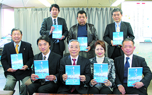 「和歌山の発展を」と大江代表（前列右から３番目）とメンバー