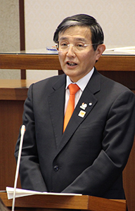 ３選出馬を表明する仁坂知事（県議会で）