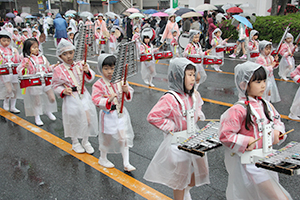 雨の中力強くパレードする参加者