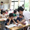 和歌山の果物について学ぶ児童
