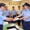 鳴海署長㊧から指定書の交付を受ける若手警察官